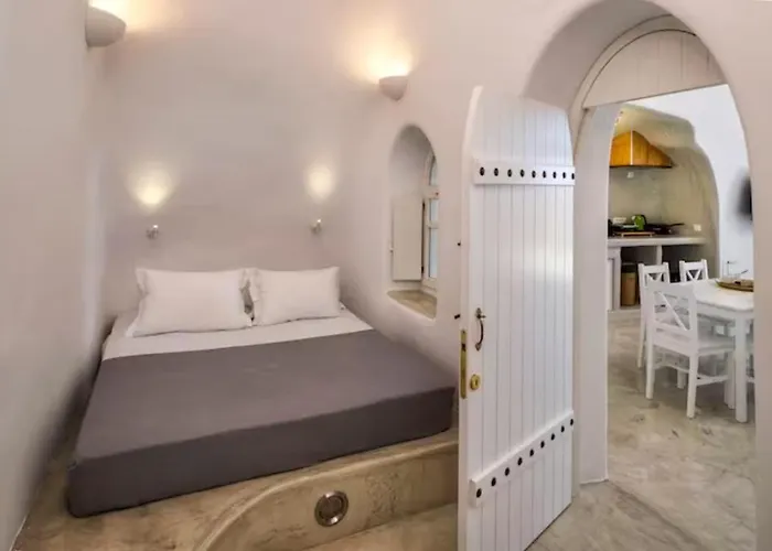 Hidden Gem * Fira (Santorini)